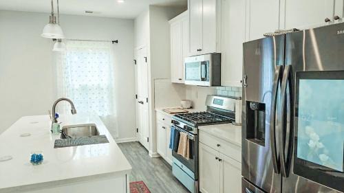 Cary House | Modern 3BR Townhouse Near RDU & Hospitals