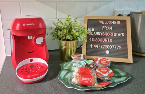 Bloxwich House | Modern 3BR w/WIFI, TV, Workspace and Parking, in Solihull near Resorts World