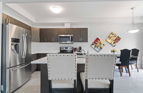 Welland House | Modern 3BR Welland Retreat | 5 Min to Shops, Dining & Trails