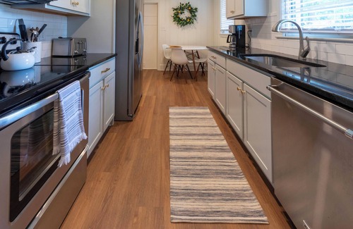 Athens House | Modern 4 BDR Home Minutes to UGA Campus and Downtown Bars, Shopping, & Dining