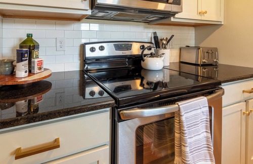 Athens House | Modern 4 BDR Home Minutes to UGA Campus and Downtown Bars, Shopping, & Dining