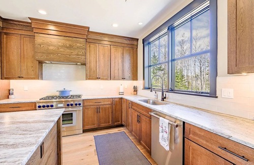 Carrabassett Valley House | Modern 4-bedroom house with WiFi and AC in fabulous Carrabassett Valley