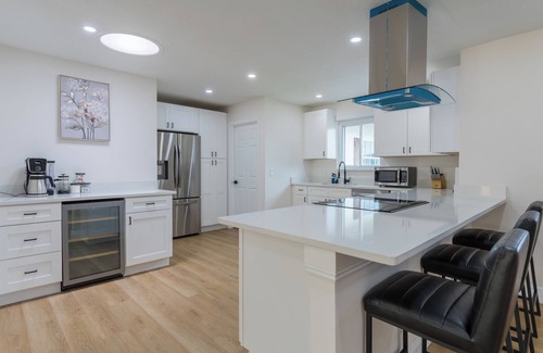 Orlando House | Modern 4 Bed 2 Bath home with a pool, King bed sleeps 10 in Orlando close to UCF