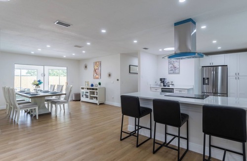 Orlando House | Modern 4 Bed 2 Bath home with a pool, King bed sleeps 10 in Orlando close to UCF