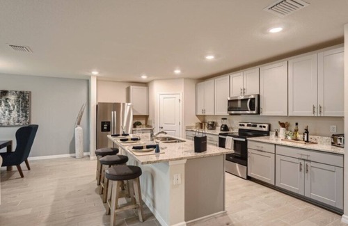 Spring Hill House | Modern 4 Bed/2 Bath Residence| Nicely Furnished| 20 Minutes to Beaches