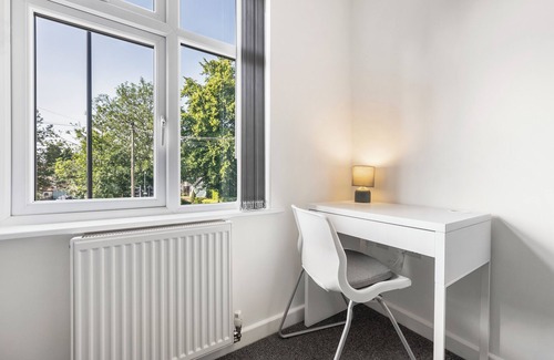Acresford Apartment | Modern 4 bed 3 bath apartment, free parking