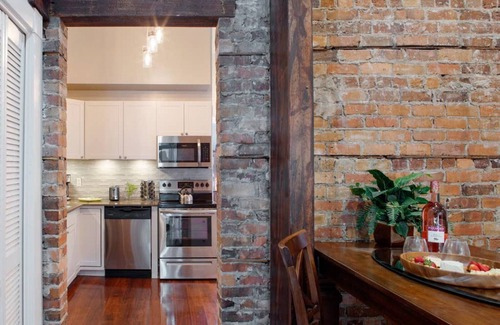 Dixon Park House | Modern 4 Bed Brownstone in Historic Downtown