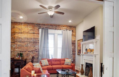 Dixon Park Bed & Breakfast | Modern 4 Bed Brownstone in Historic Downtown