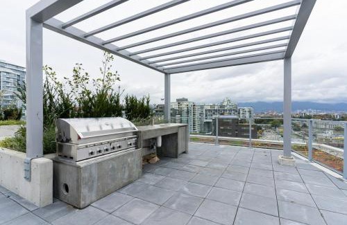 Mount Pleasant Apartment | Modern 4-Bed Condo with AC and Parking near SkyTrain for 6