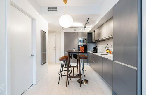 Mount Pleasant Apartment | Modern 4-Bed Condo with AC and Parking near SkyTrain for 6