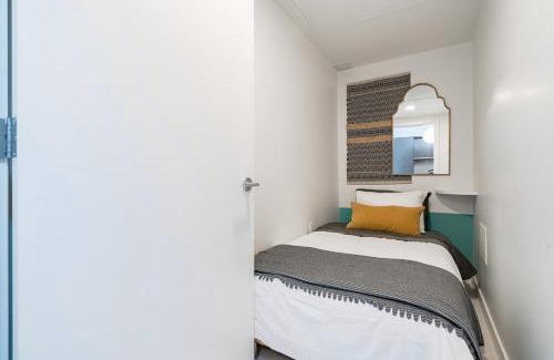 Mount Pleasant Apartment | Modern 4-Bed Condo with AC and Parking near SkyTrain for 6