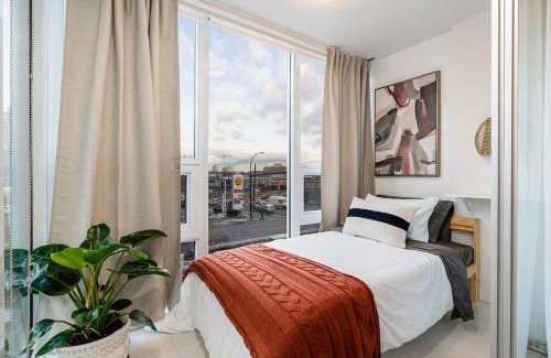 Mount Pleasant Apartment | Modern 4-Bed Condo with AC and Parking near SkyTrain for 6