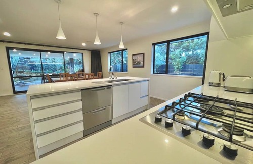 Omaha House | Modern 4 Bed Home - 5 minute stroll to Omaha Beach