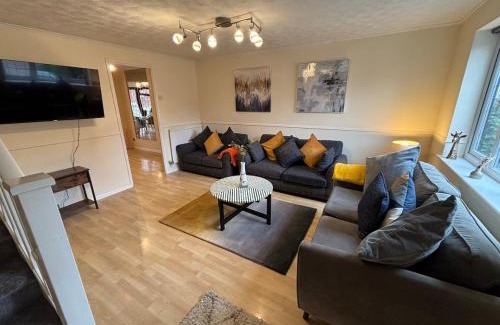 Gooshays Apartment | Modern 4-Bed Home - Long Stay - Parking and Wi-Fi