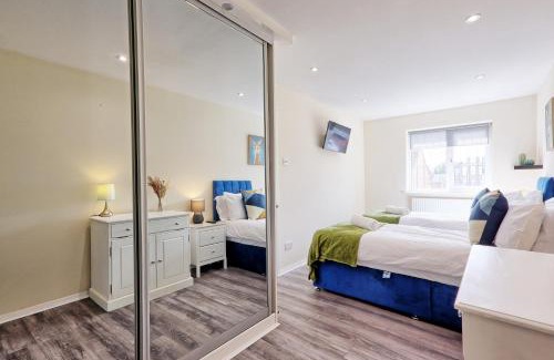 Gooshays Apartment | Modern 4-Bed Home - Long Stay - Parking and Wi-Fi