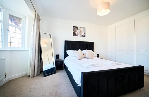 MacMerry House | Modern 4-Bed Home, Tranent