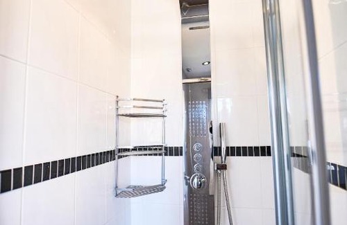 MacMerry House | Modern 4-Bed Home, Tranent