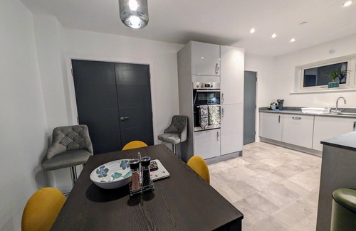 Llanwern House | Modern 4 bed house in Newport, home away from home