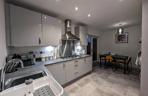 Llanwern House | Modern 4 bed house in Newport, home away from home