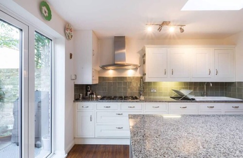 Parsons Green and Walham House | Modern 4-Bed House with a Garden, Fulham