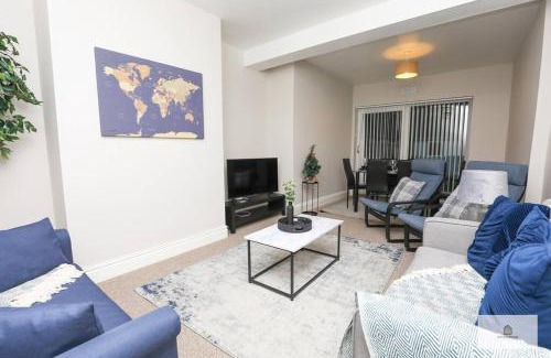 Warrington House | Modern 4-Bedroom 2-Bathroom with Off Road Parking in Great Sankey by Amazing Spaces Relocations Ltd