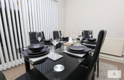 Warrington House | Modern 4-Bedroom 2-Bathroom with Off Road Parking in Great Sankey by Amazing Spaces Relocations Ltd