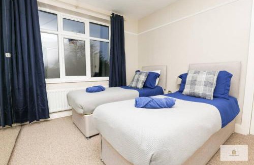 Warrington House | Modern 4-Bedroom 2-Bathroom with Off Road Parking in Great Sankey by Amazing Spaces Relocations Ltd
