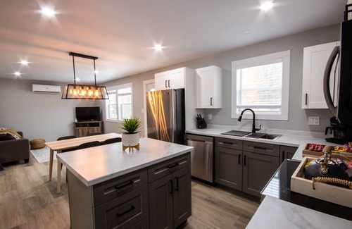 Grafton House | Modern 4 bedroom, 2 living room overlooking creek