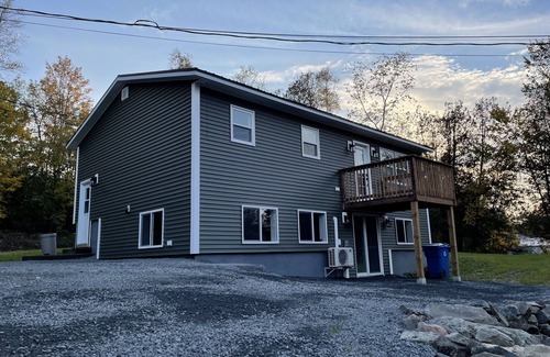 Grafton House | Modern 4 bedroom, 2 living room overlooking creek