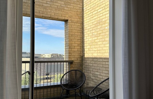 Trumpington House | Modern 4 Bedroom, 4 Floor, Cambridge Property - Sleeps 10 with private parking.