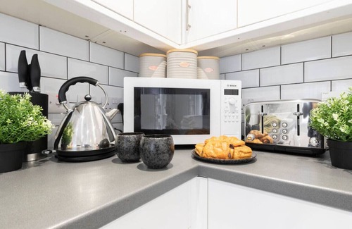 Cheltenham House | Modern 4 Bedroom 4 Bathroom Home in Cheltenham