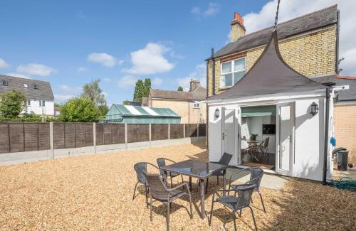 Cambridge House | Modern 4-Bedroom Detached Home in Central Cambridge with Parking
