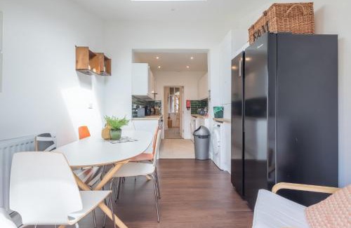 Cambridge House | Modern 4-Bedroom Detached Home in Central Cambridge with Parking