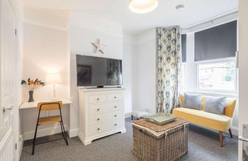 Cambridge House | Modern 4-Bedroom Detached Home in Central Cambridge with Parking