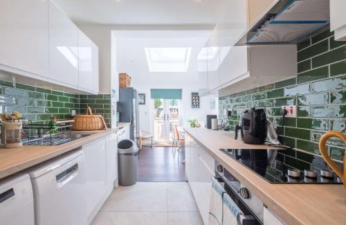 Cambridge House | Modern 4-Bedroom Detached Home in Central Cambridge with Parking