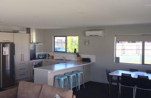 Twizel House | Modern 4 bedroom holiday home. Unlimited wifi