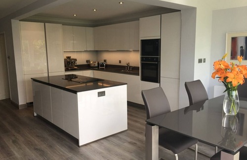 Clonskeagh House | Modern 4-bedroom house 3.5km from Dublin City Centre Sleeps 9