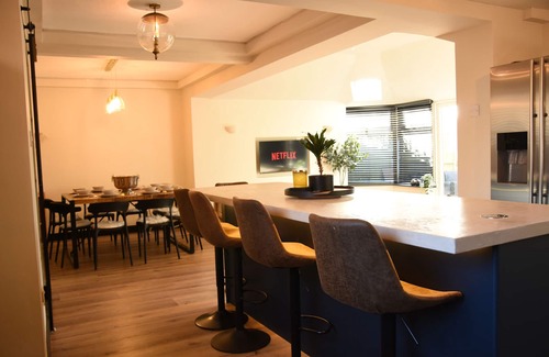 Olton House | Modern 4-bedroom house - Fast WIFI, NEC, HS2, B'ham Airport, Park Access