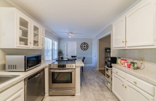 Greensboro House | Modern 4 Bedroom pets welcome