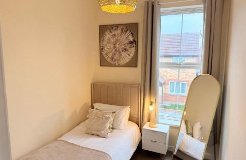 Hull House | Modern 4 bedroom property 8 beds wifi smart tv games room pool table