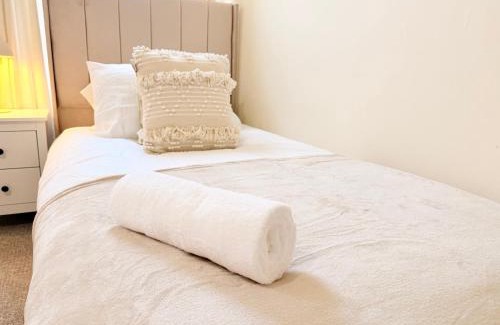 Hull House | Modern 4 bedroom property 8 beds wifi smart tv games room pool table