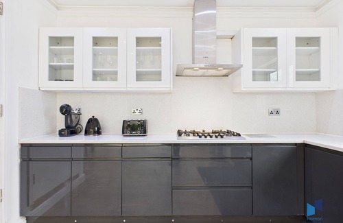 Coulsdon West House | Modern 4 Bedroom Spacious House with Garden and Free Parking