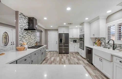 Reedley House | Modern 4-bedroom Villa w/Pool/Spa & Private Park
