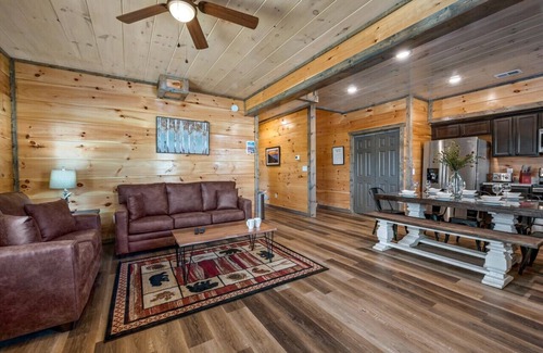 Sevierville Cabin | Modern 4-BR Cabin ★ Timeless Resort Near Parkway/Dollywood ★ Game Room ★ Hot Tub