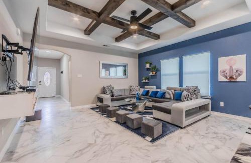 Cedar Crest House | Modern 4 BR Near Downtown, Zoo