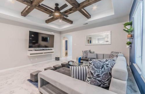 Cedar Crest House | Modern 4 BR Near Downtown, Zoo