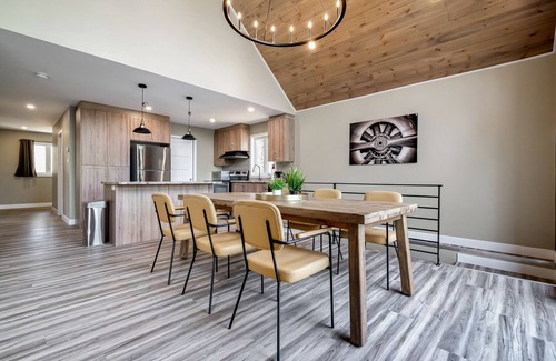 Low Cottage | Modern 4-season Lakefront Chalet with New Hot Tub & 4 Bedrooms: 1 hr from Ottawa