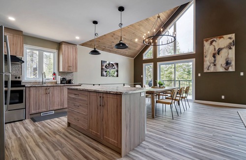 Low Cottage | Modern 4-season Lakefront Chalet with New Hot Tub & 4 Bedrooms: 1 hr from Ottawa
