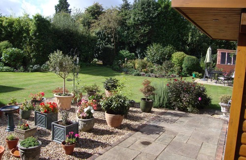 West Clandon Apartment | Modern 4 Star Apartment for two people. Wifi. Ample parking.