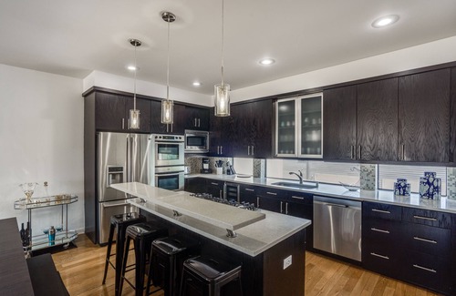 Deep Ellum House | Modern 4 Story Townhome -5 minutes walk to Deep Ellum & Fair Park!